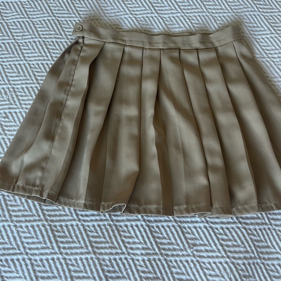tan pleated skirt - Picture 2 of 2